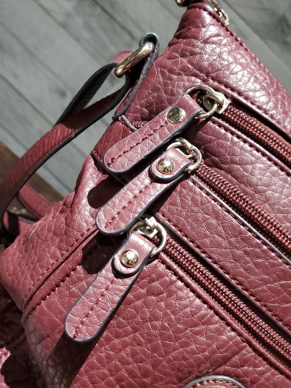Giani Bernini Plum Textured Leather Crossbody with Logo Medallion Casual Vacay - Picture 2 of 14
